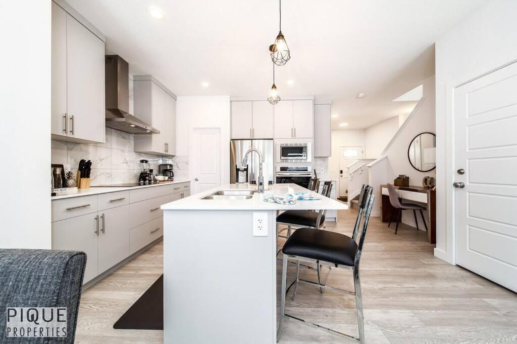 Modern Executive Home-sleeps12-kingbeds-fullhouse Apartment