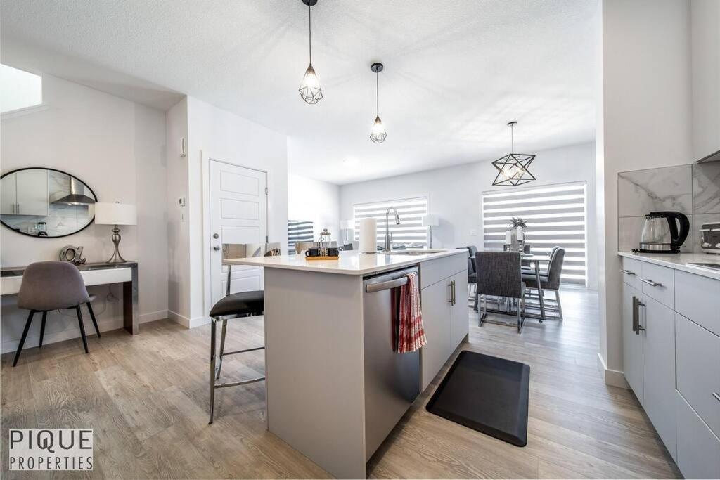 Apartment Modern Executive Home-sleeps12-kingbeds-fullhouse *