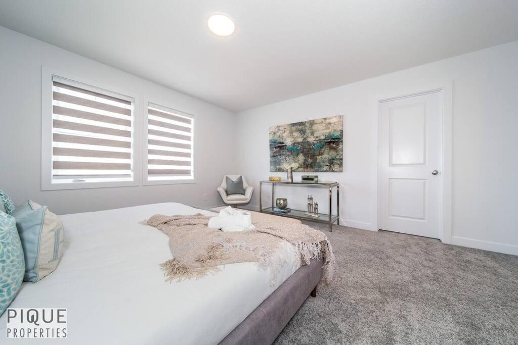 Modern Executive Home-sleeps12-kingbeds-fullhouse Apartment Edmonton