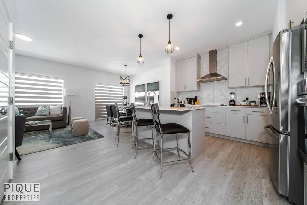 Modern Executive Home-sleeps12-kingbeds-fullhouse *