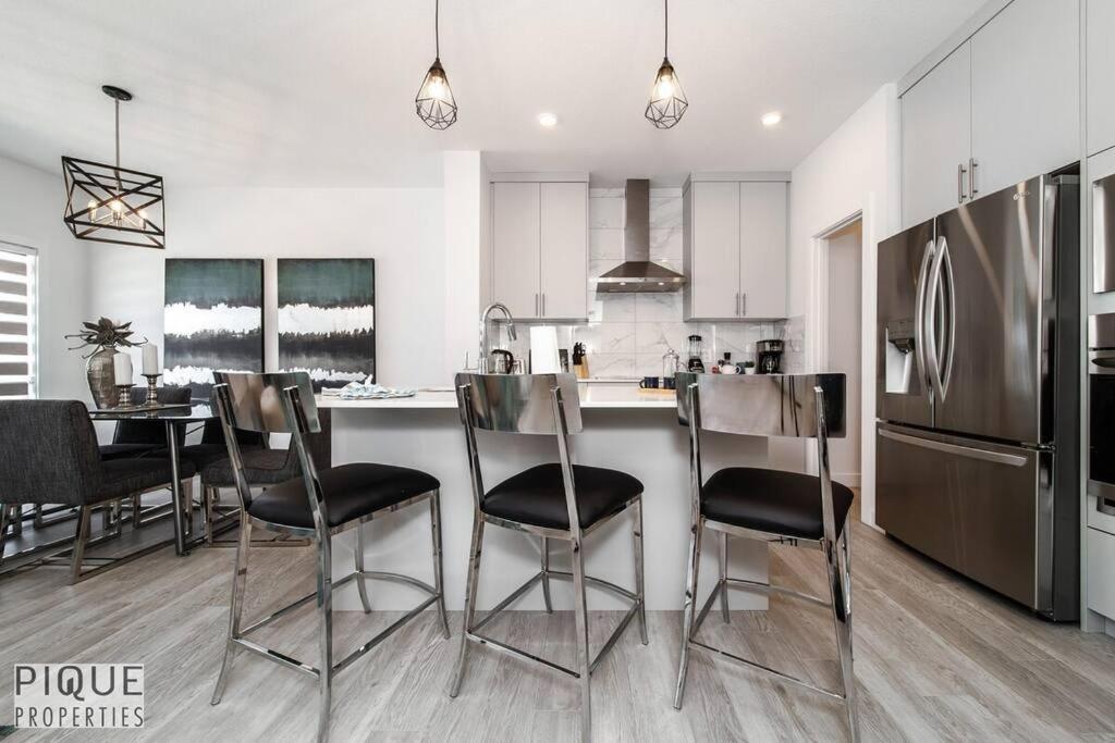 Modern Executive Home-sleeps12-kingbeds-fullhouse * Edmonton