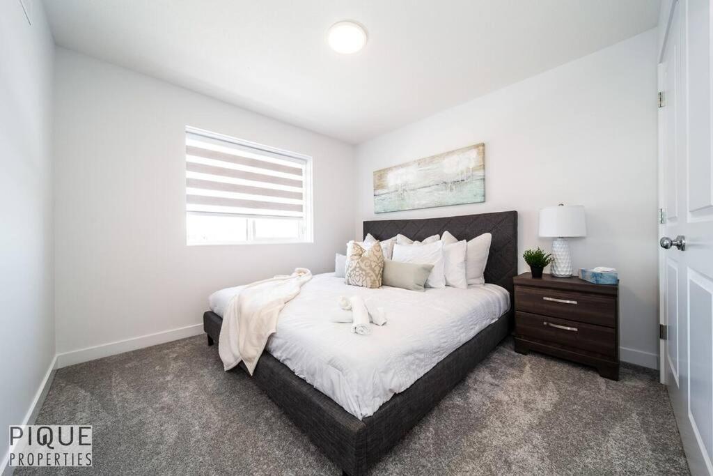 Modern Executive Home-sleeps12-kingbeds-fullhouse