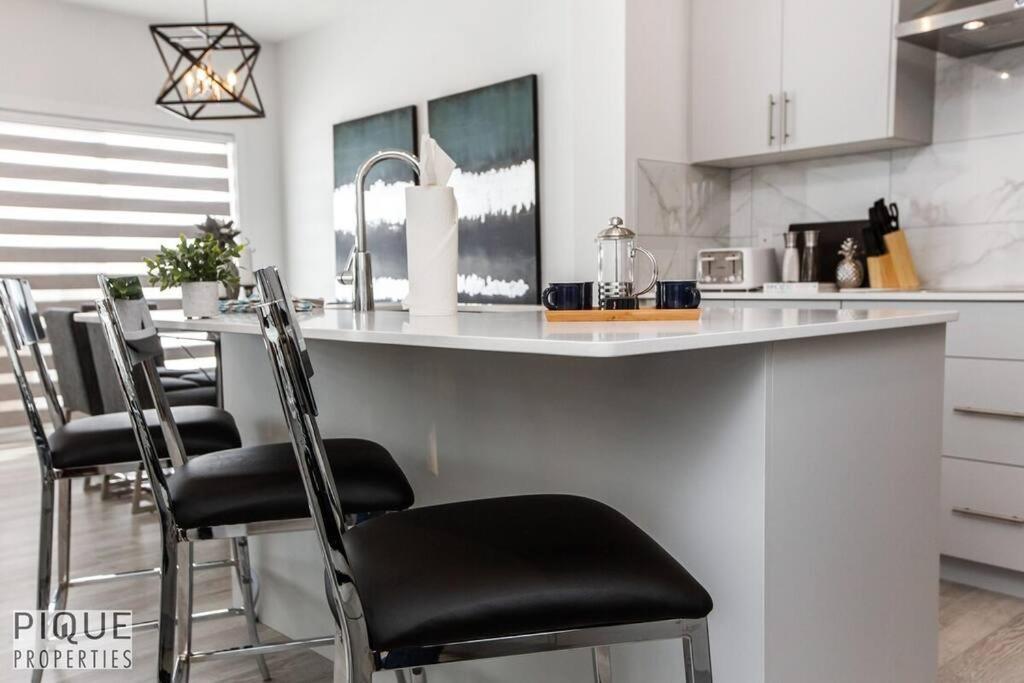 Apartment Modern Executive Home-sleeps12-kingbeds-fullhouse *