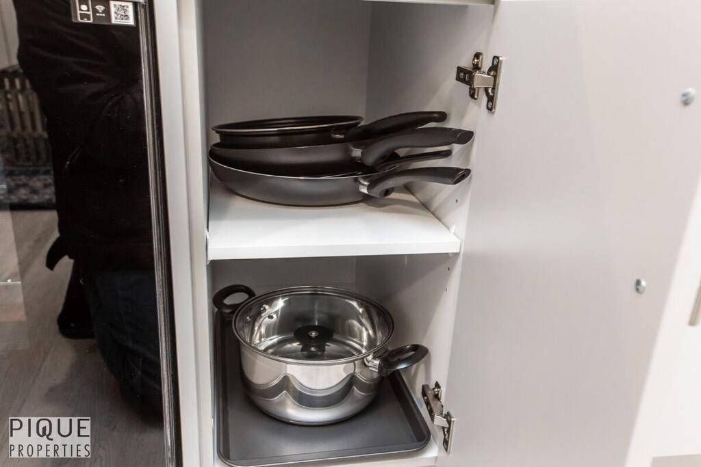 Modern Executive Home-sleeps12-kingbeds-fullhouse Edmonton