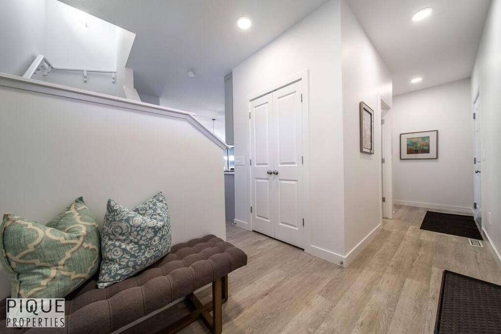 Modern Executive Home-sleeps12-kingbeds-fullhouse Apartment Edmonton