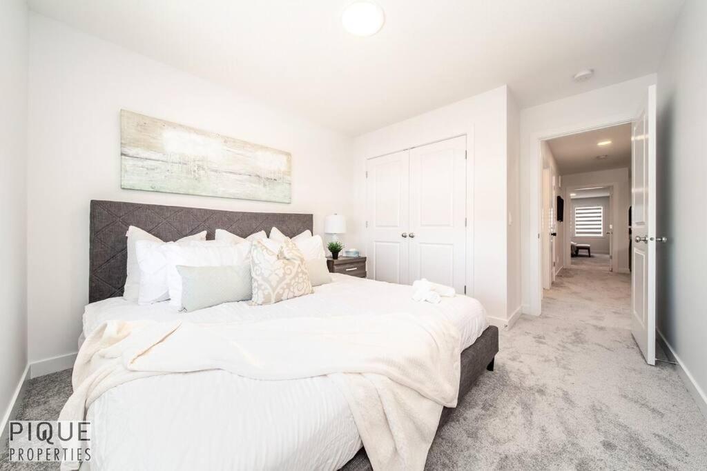 Apartment Modern Executive Home-sleeps12-kingbeds-fullhouse Edmonton