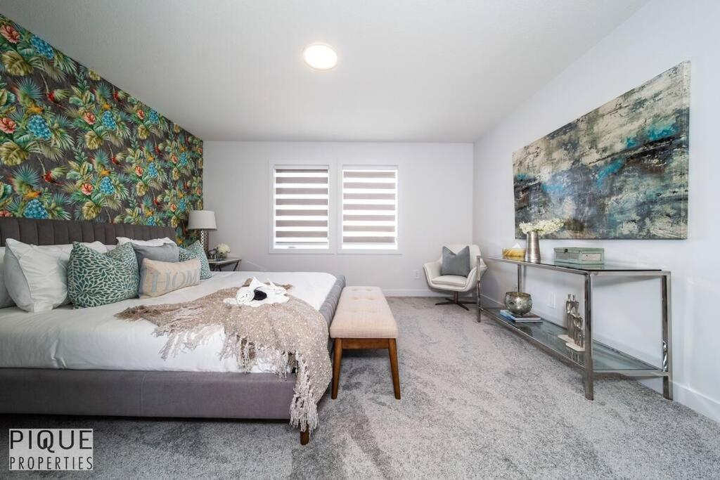 Modern Executive Home-sleeps12-kingbeds-fullhouse * Edmonton