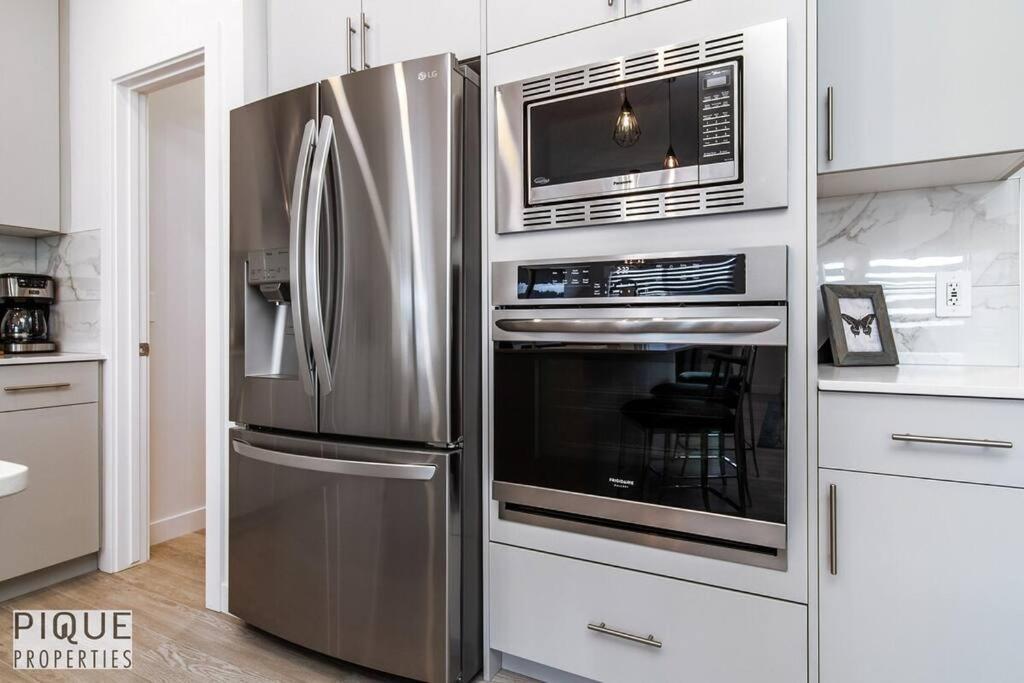 Modern Executive Home-sleeps12-kingbeds-fullhouse Apartment *