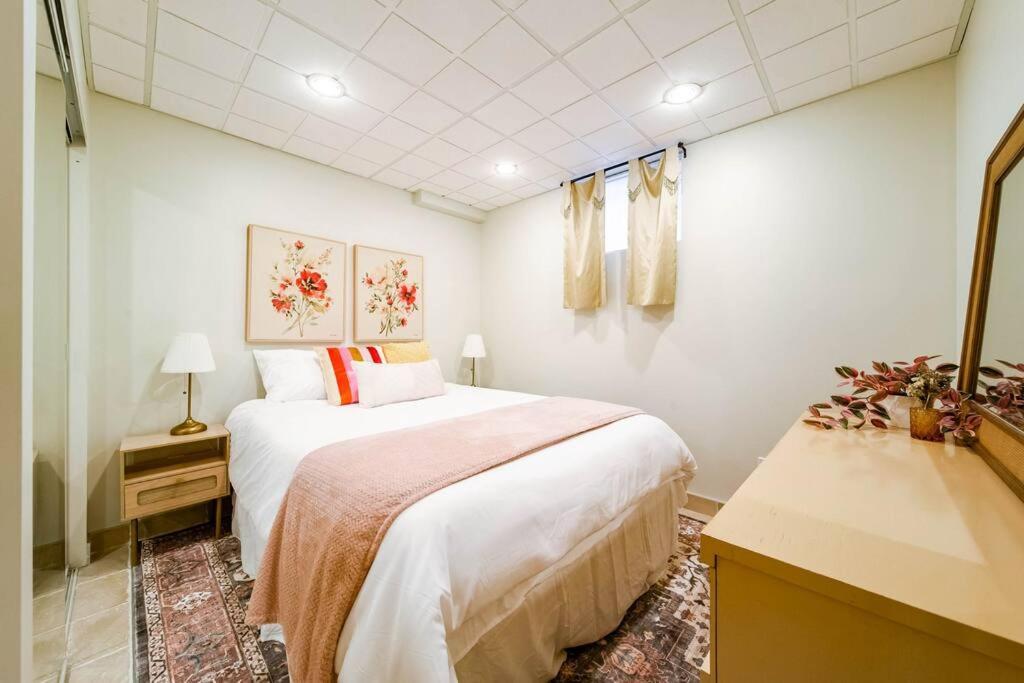 Hidden Gem Home-hottub-firetable-king Bed-bbq -deck Holiday home *