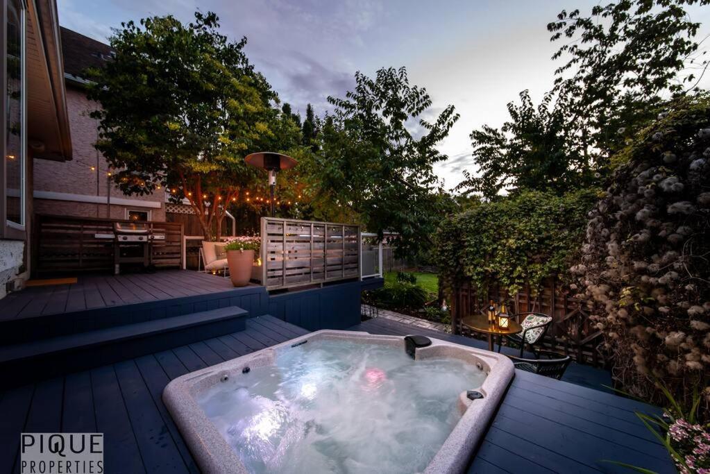 Hidden Gem Home-hottub-firetable-king Bed-bbq -deck Holiday home