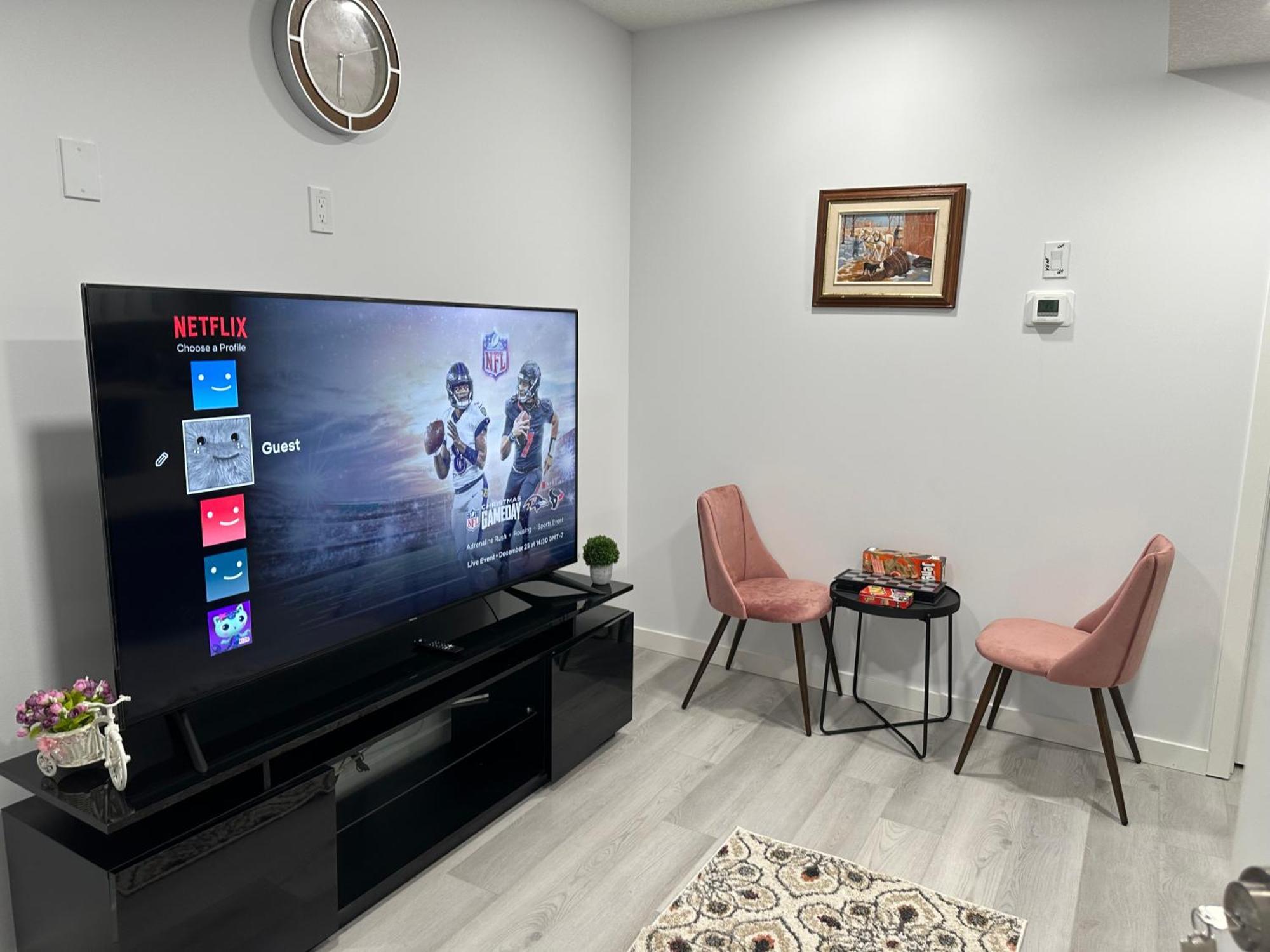 Muaysh Cozy Family - Londonderry Mall Apartment Edmonton