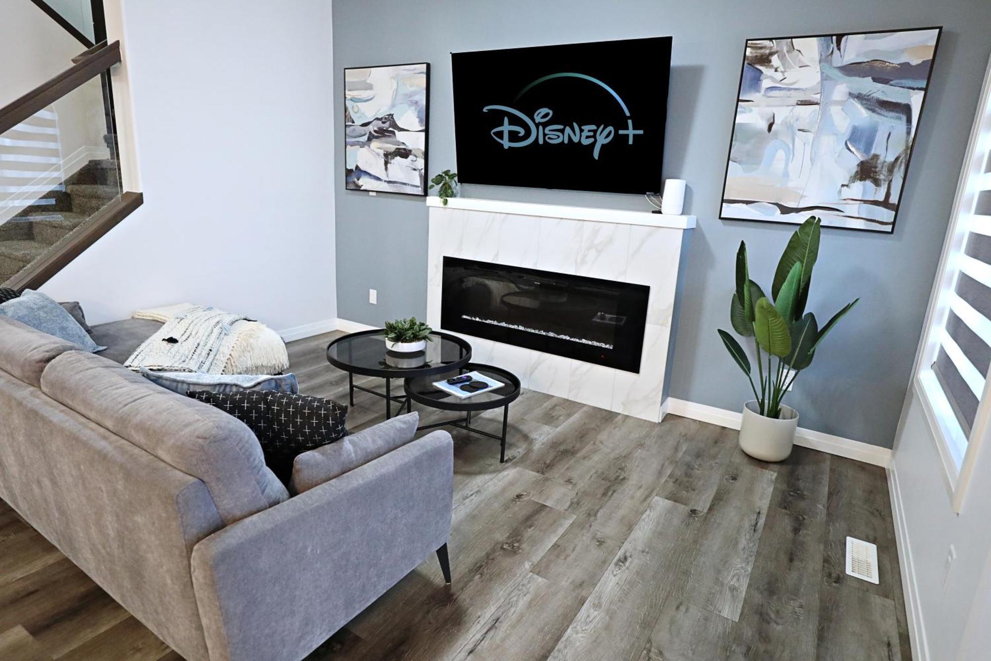 Three King Beds,central A/c,fireplace,park,disney+ Holiday home Edmonton