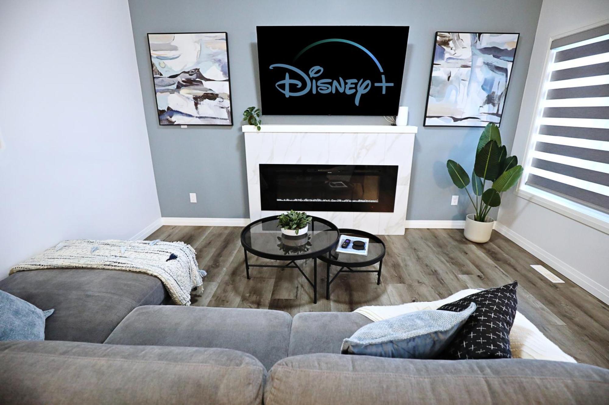 Holiday home Three King Beds,central A/c,fireplace,park,disney+ Edmonton