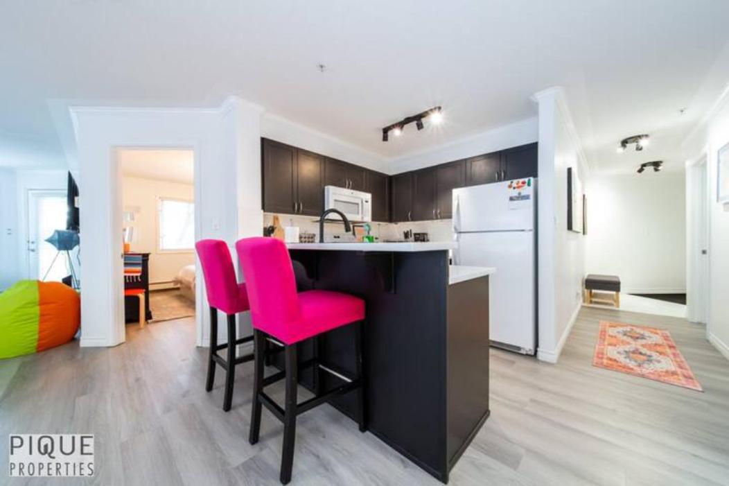 Aparthotel The Neon Palace - Kingbed - Fireplace - Netflix - Ug Park Edmonton