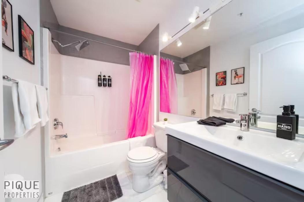 The Neon Palace - Kingbed - Fireplace - Netflix - Ug Park Aparthotel Edmonton