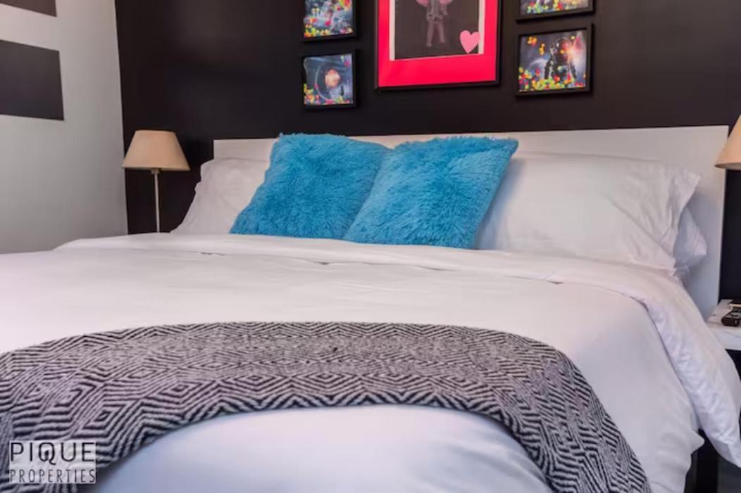 Aparthotel The Neon Palace - Kingbed - Fireplace - Netflix - Ug Park Edmonton
