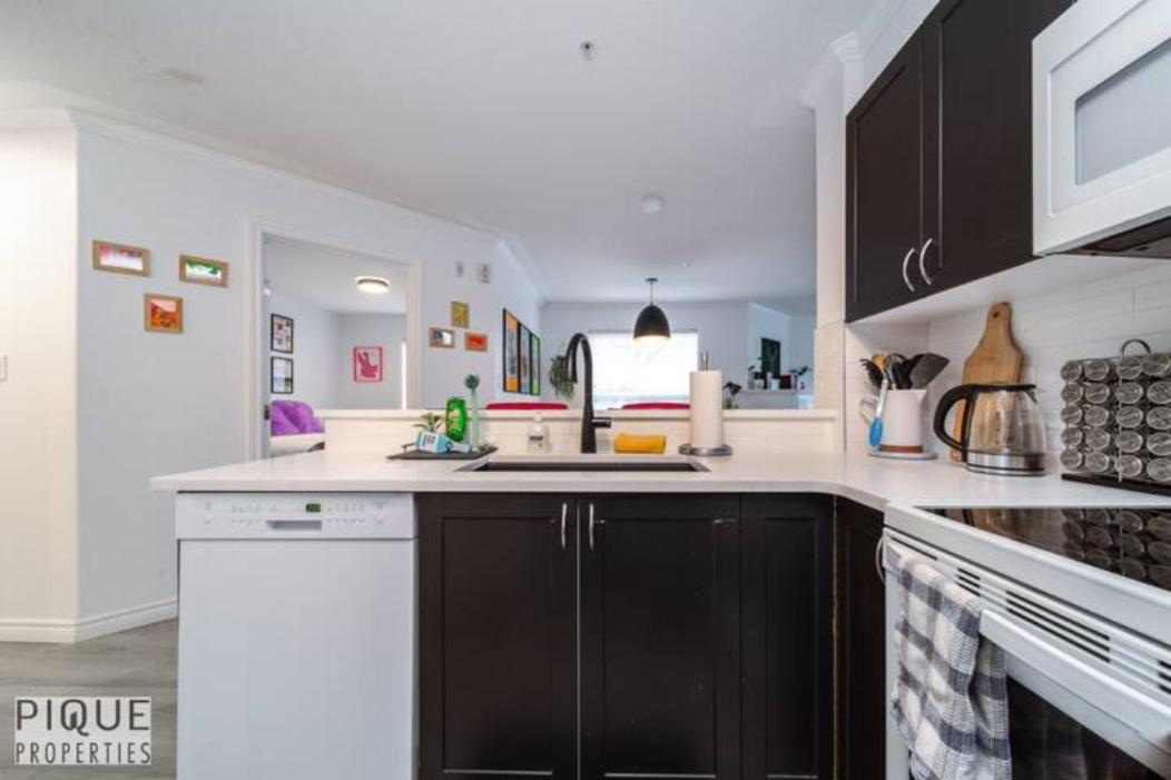 The Neon Palace - Kingbed - Fireplace - Netflix - Ug Park Edmonton