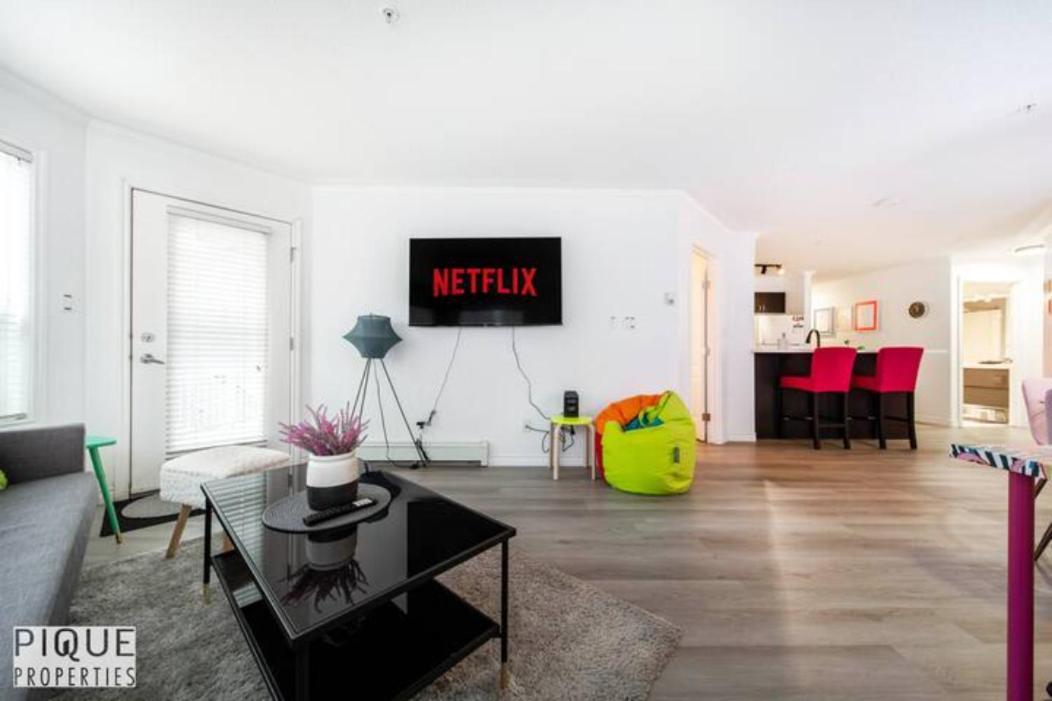 The Neon Palace - Kingbed - Fireplace - Netflix - Ug Park * Edmonton