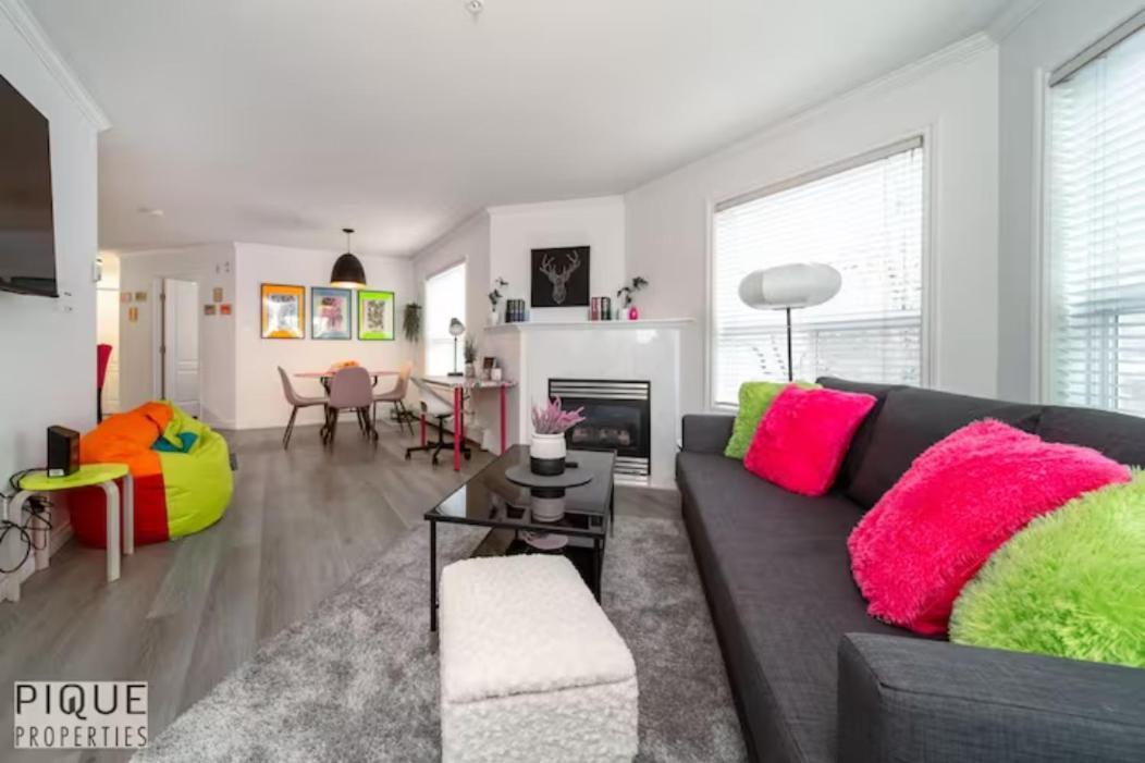 The Neon Palace - Kingbed - Fireplace - Netflix - Ug Park Aparthotel Edmonton