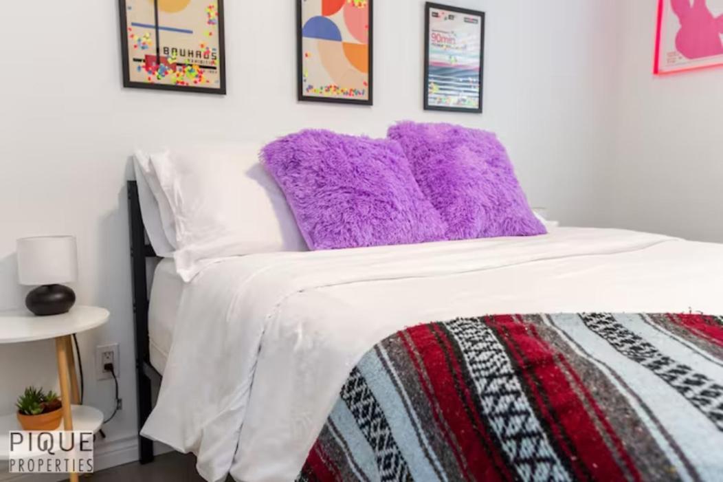 Aparthotel The Neon Palace - Kingbed - Fireplace - Netflix - Ug Park Edmonton