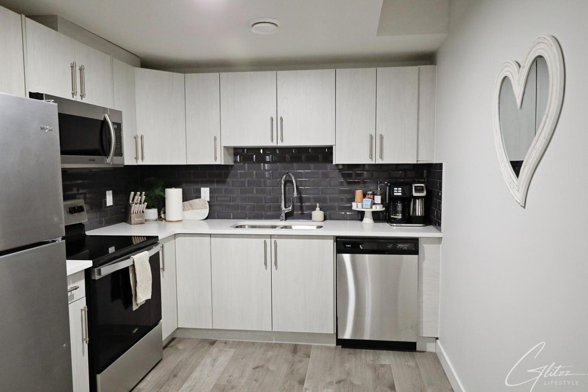 Beautiful With 4 King Beds,airport,disney+ Edmonton