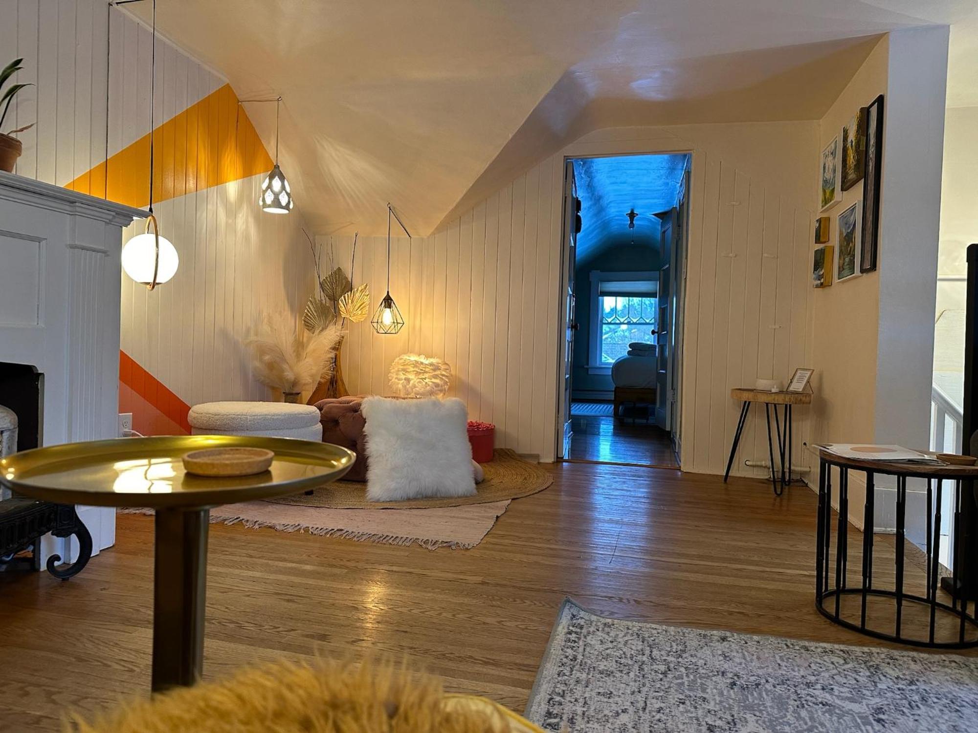 Holiday home Historic Hideaway 1912 Mansion Loft With Timeless Character *