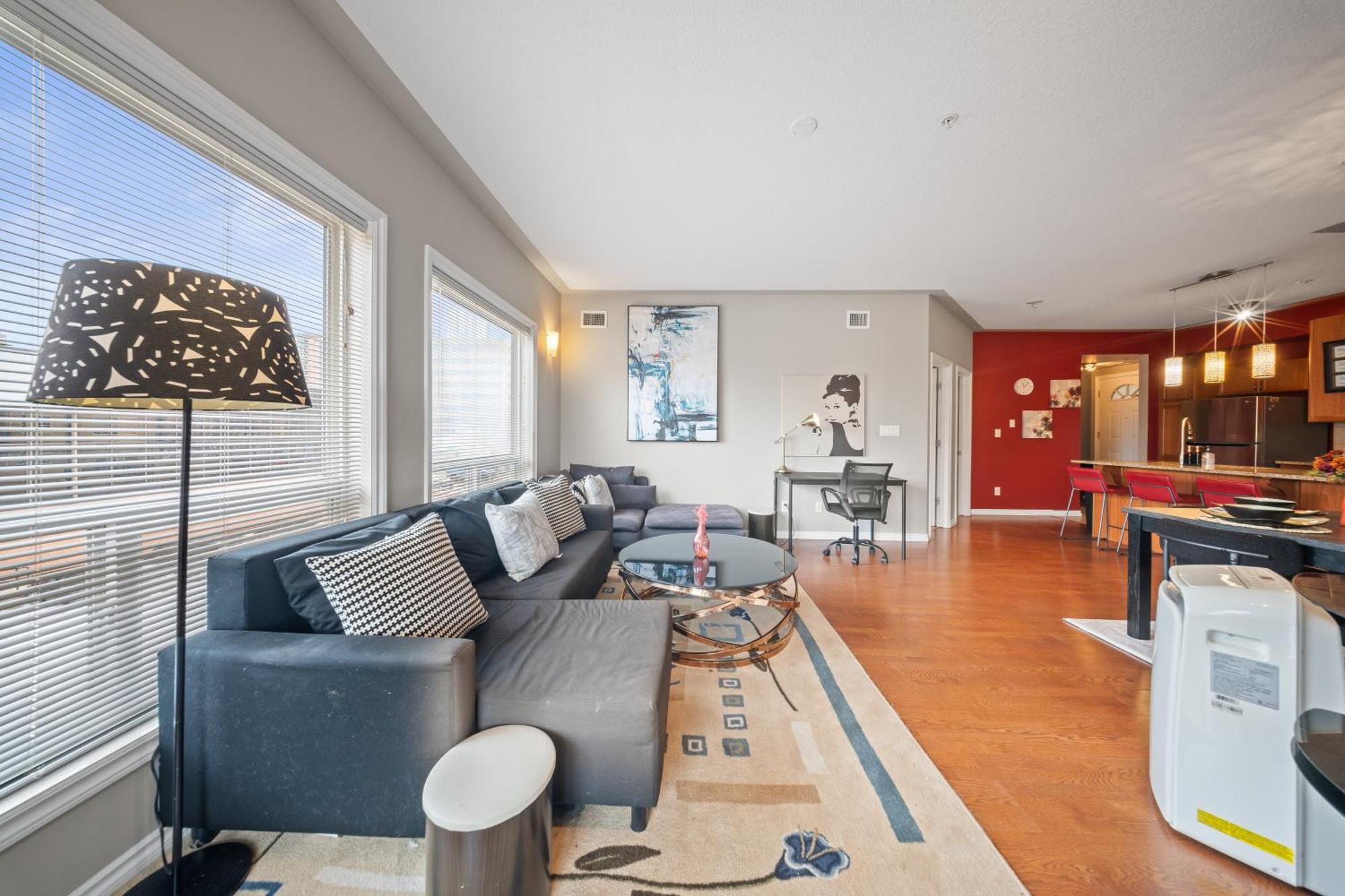 Apartment Ice District 2bed Condo, Rogers Place *