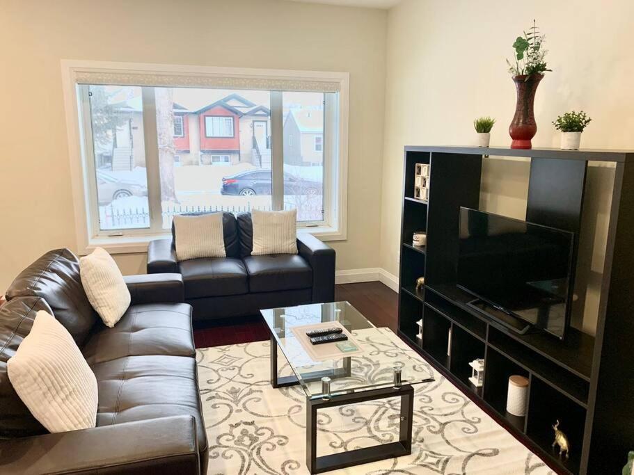 Apartment Spacious 6 Beds 3 Baths In Wifi Parking Ac Edmonton