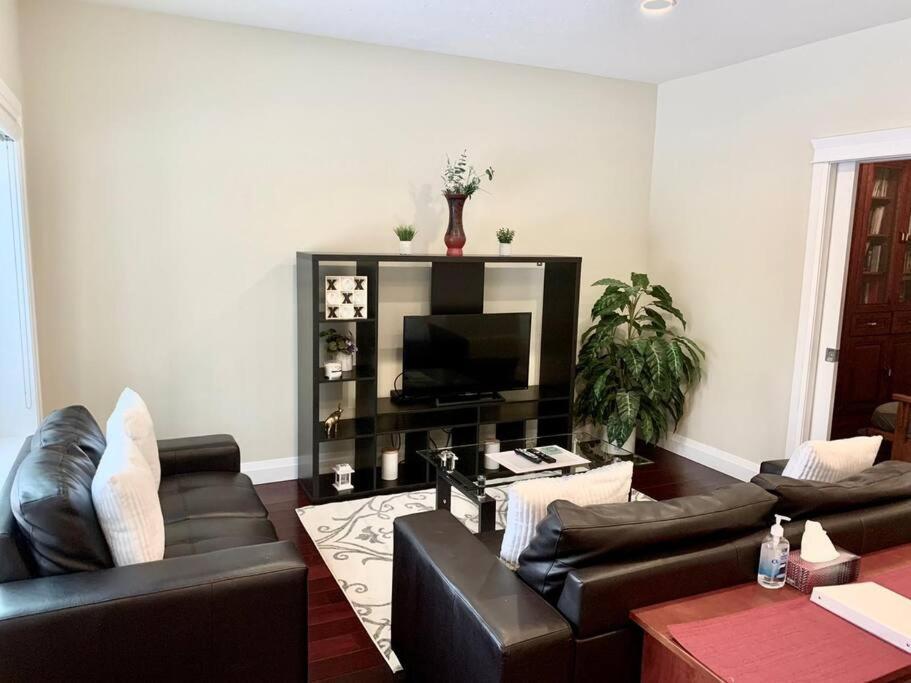 Spacious 6 Beds 3 Baths In Wifi Parking Ac * Edmonton