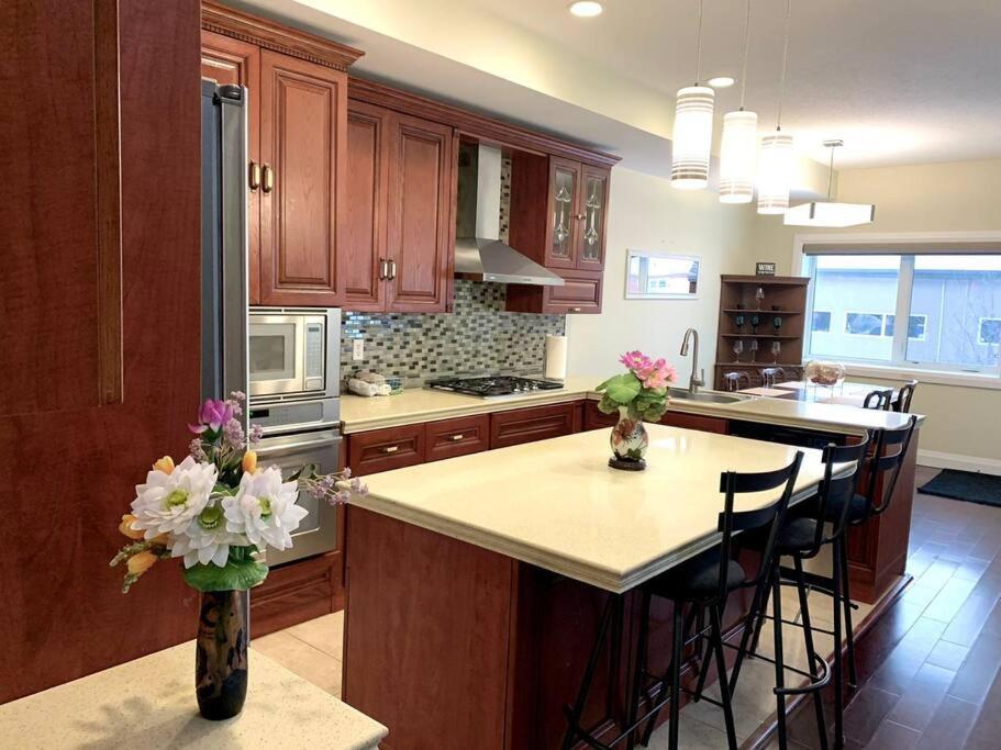 Apartment Spacious 6 Beds 3 Baths In Wifi Parking Ac Edmonton