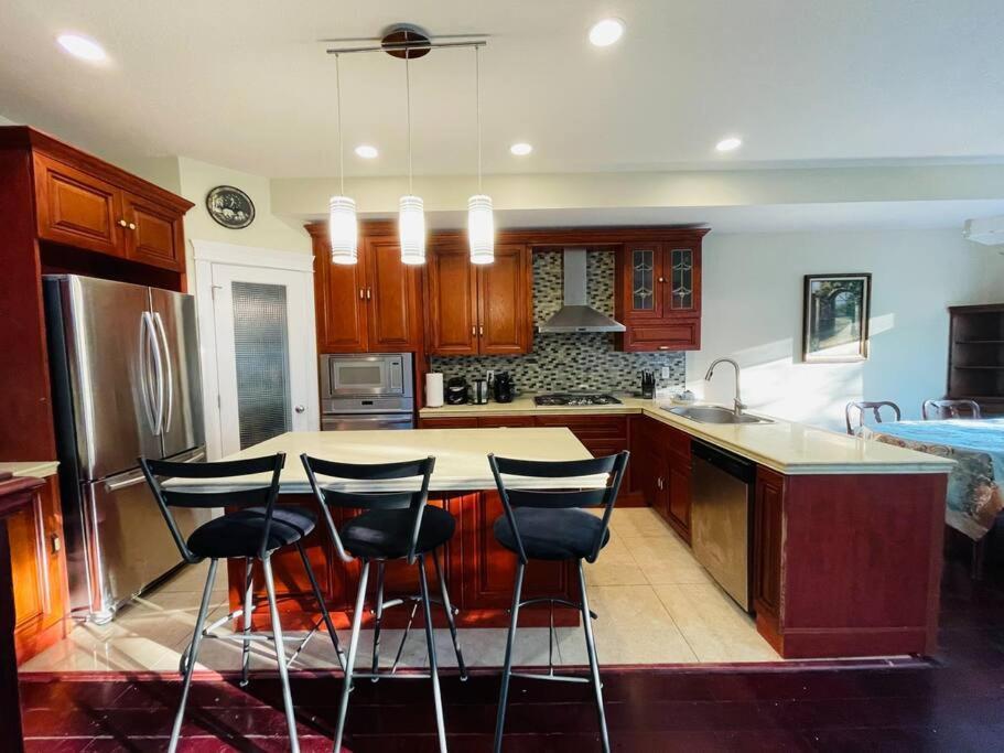 Apartment Spacious 6 Beds 3 Baths In Wifi Parking Ac Edmonton
