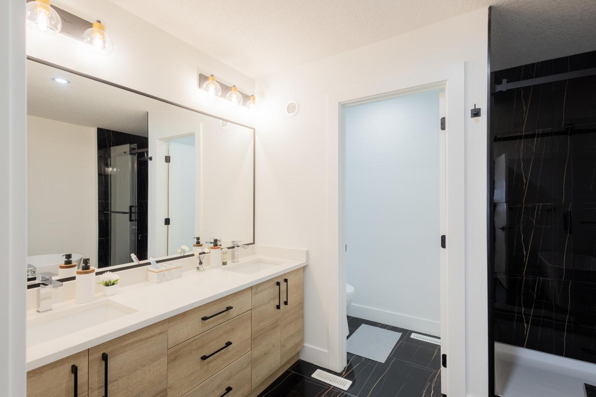 Spacious & Convenient Big House Villa Edmonton