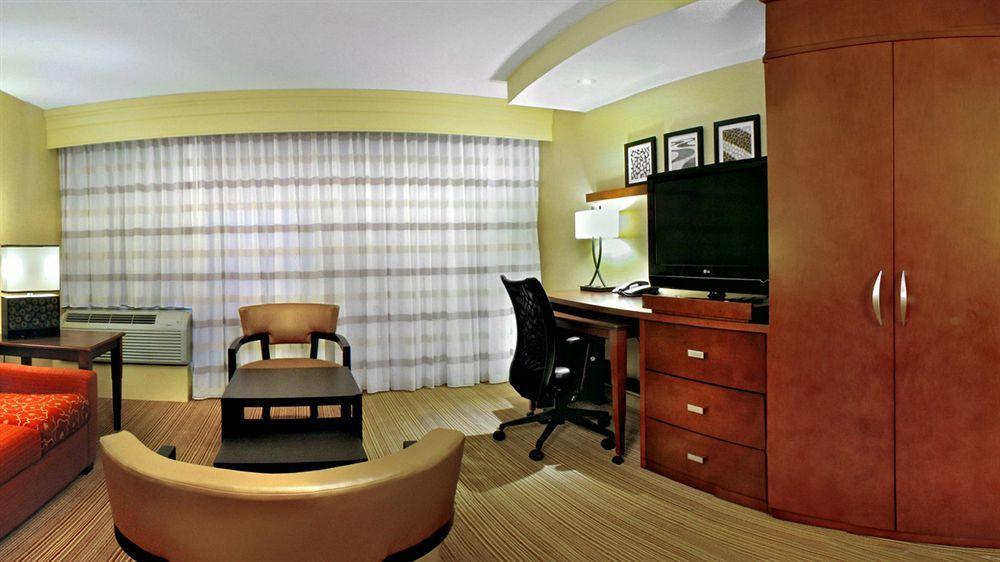 Courtyard By Marriott West Hotel Edmonton