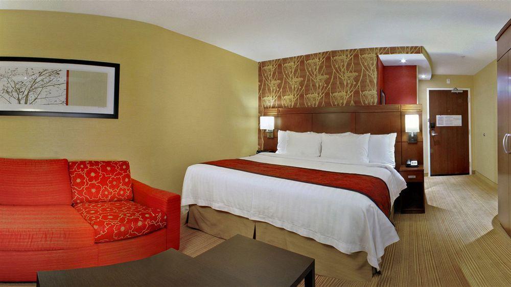 Courtyard By Marriott West Hotel