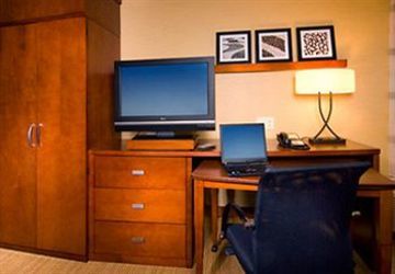 Courtyard By Marriott West Hotel 3*