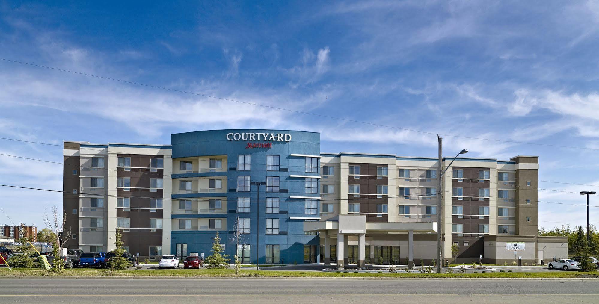 Courtyard By Marriott West Hotel