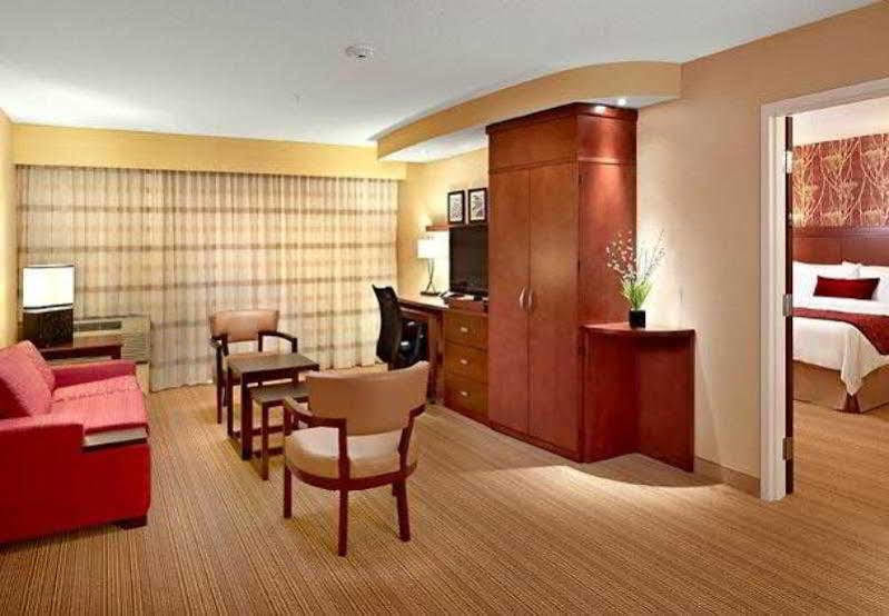 Courtyard By Marriott West Hotel