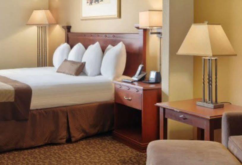 Wingate By Wyndham - West Hotel Edmonton