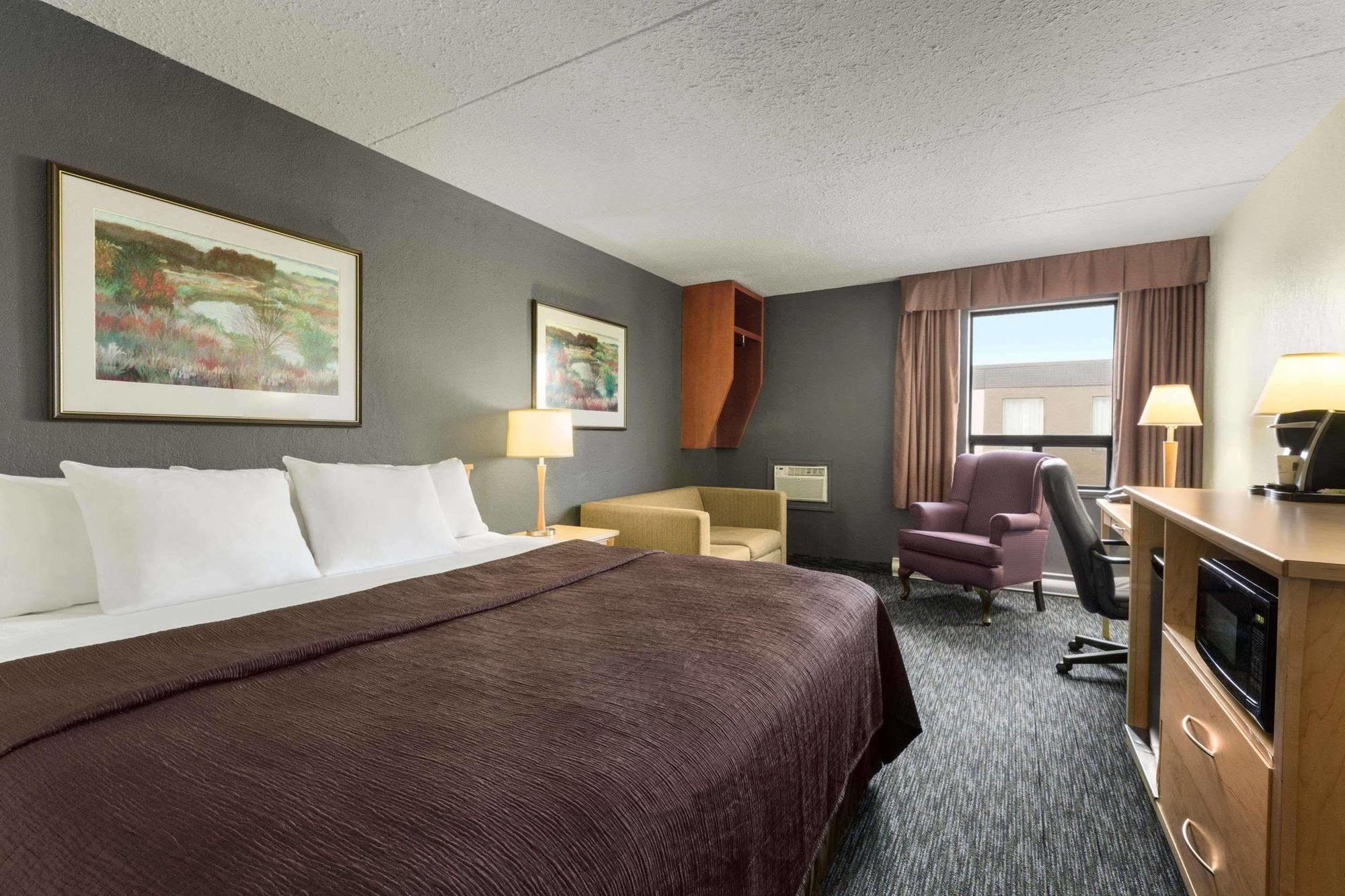 Travelodge By Wyndham West Hotel Edmonton