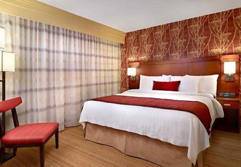 Courtyard By Marriott West Hotel