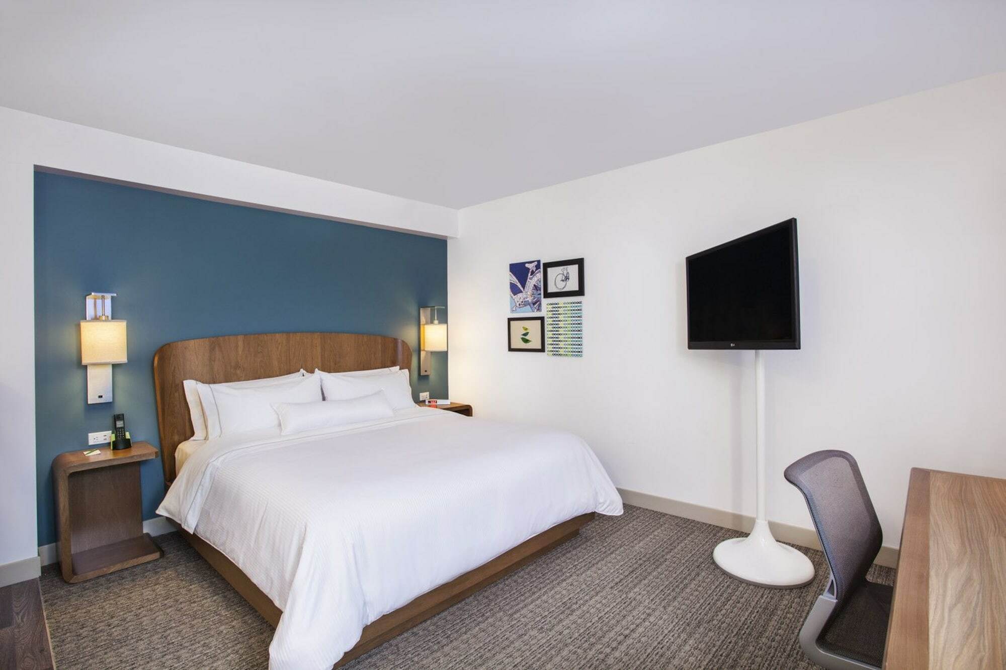 Element West Hotel 3*