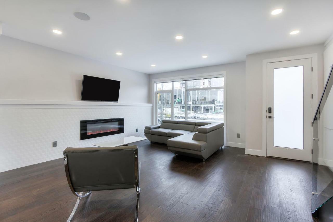 New Luxury Townhome Holiday home Edmonton