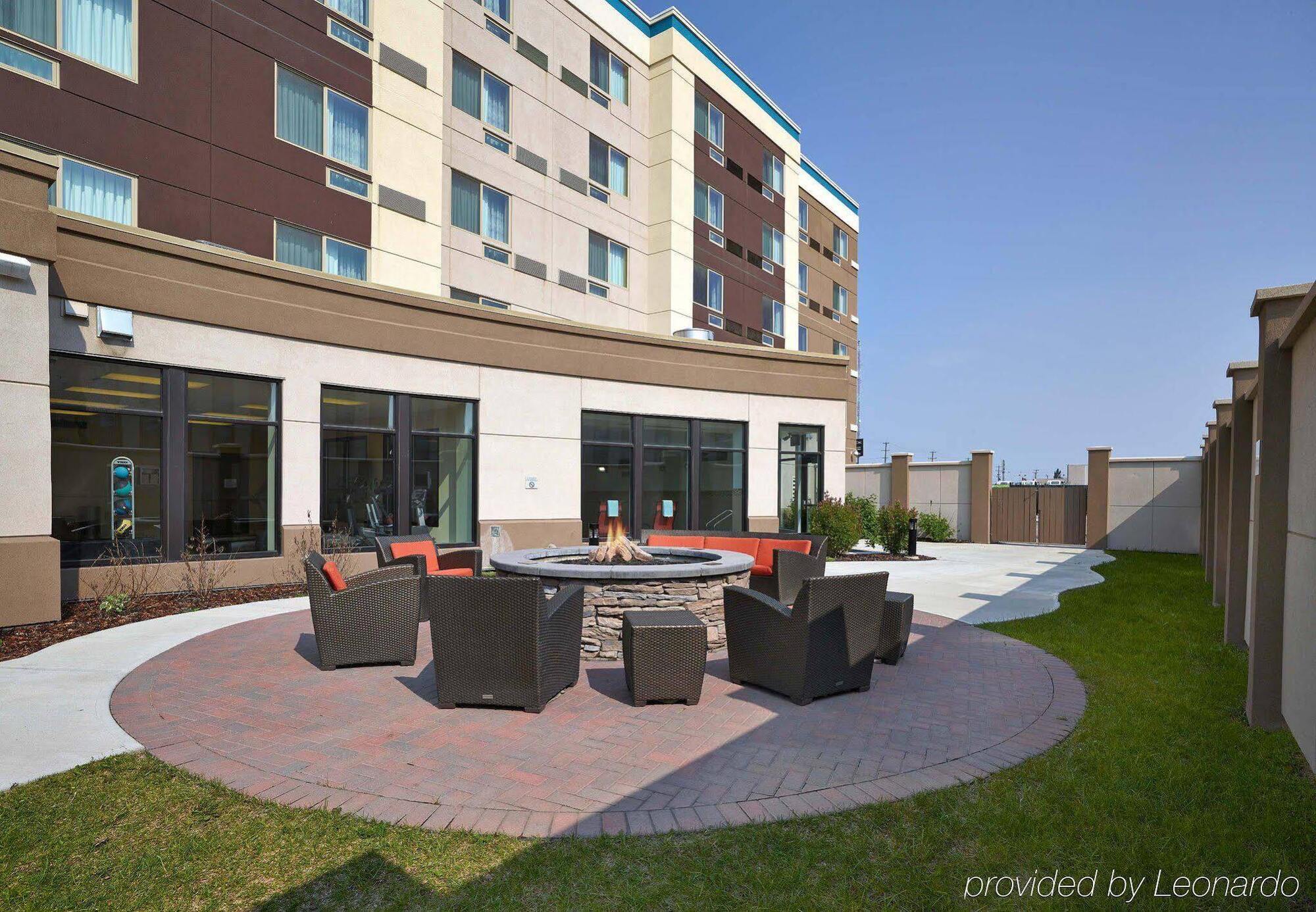 Courtyard By Marriott West Hotel